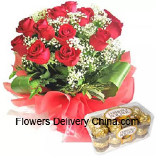 季節のフィラーと一緒に12本の赤いバラの束と16個のフェレロロシェ