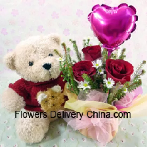 玻璃花瓶中搭配3朵红玫瑰和各种白色填充物，配有一只可爱的泰迪熊和一颗心形气球