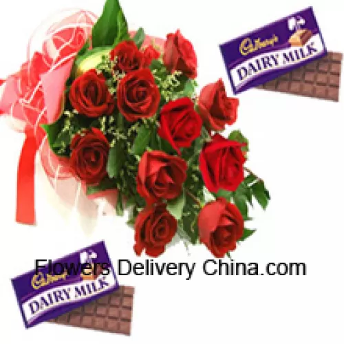 Tros van 12 rode rozen met seizoensvullers samen met verschillende Cadbury Chocolades