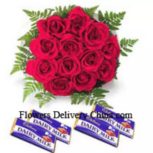 Buchet de 12 trandafiri roșii cu ciocolată asortată