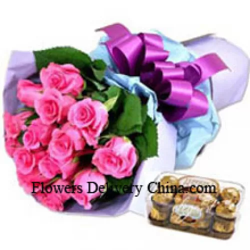 Kimppu, jossa on 12 vaaleanpunaista ruusua ja 16 kpl Ferrero Rocher -suklaakonvehtia