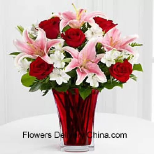 6朵红玫瑰和5朵粉百合，搭配季节性花材，摆放在美丽的玻璃花瓶中