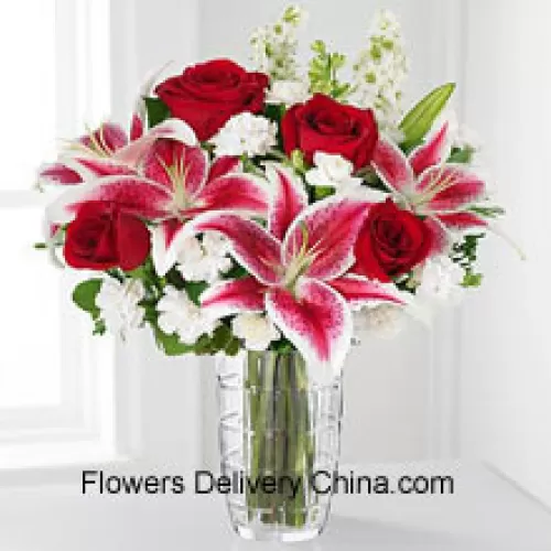 红玫瑰，粉色百合，配以各种白色花卉，装在玻璃花瓶中
