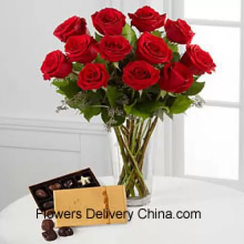 12 Trandafiri roșii cu niște ferigi într-un vas și o cutie de ciocolată Godiva (Ne rezervăm dreptul de a înlocui ciocolata Godiva cu ciocolată de valoare egală în caz de lipsă. Stoc limitat)